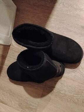 UGG Short Suede Boot in 🖤 Black